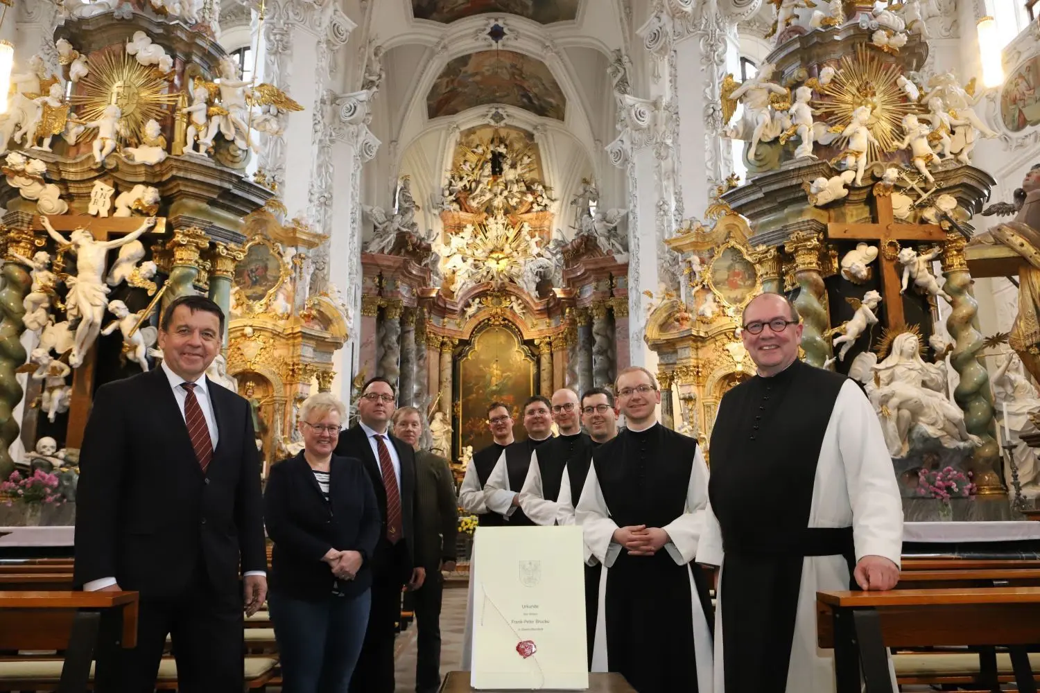 Historisch: Offizielle Übergabe des notariell bestätigten Kaufangebotes an die Zisterziensermönche durch die Stiftung Stift Neuzelle für die Liegenschaft bei Treppeln, auf der das neue Kloster entstehen soll.