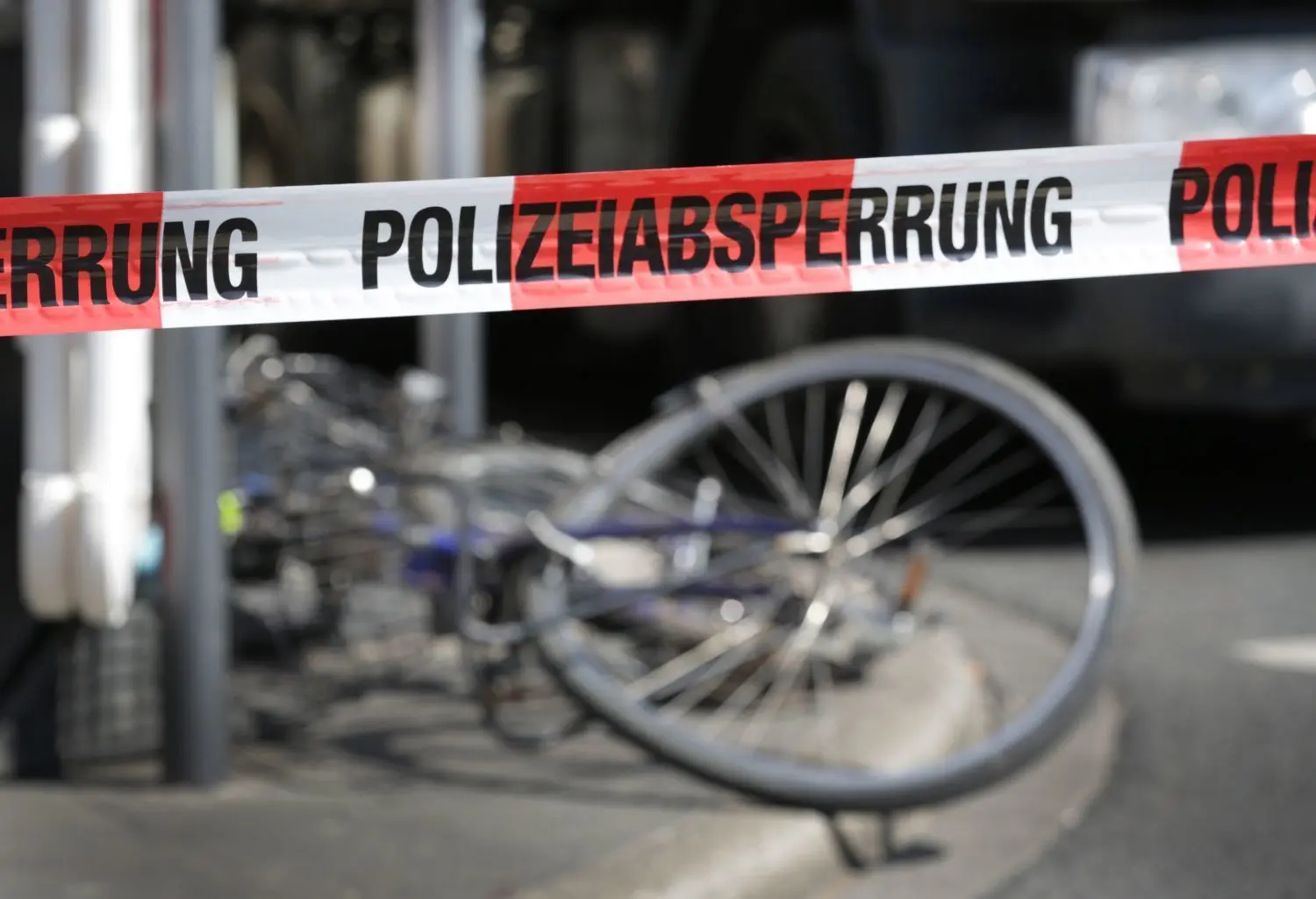 Symbolfoto: Hinter einer Polizeiabsperrung hat es einen Fahrrad-Unfall gegeben. (Aufgenommen in Düsseldorf) Auch in Erkner sind oft Radfahrer an Unfällen beteiligt.