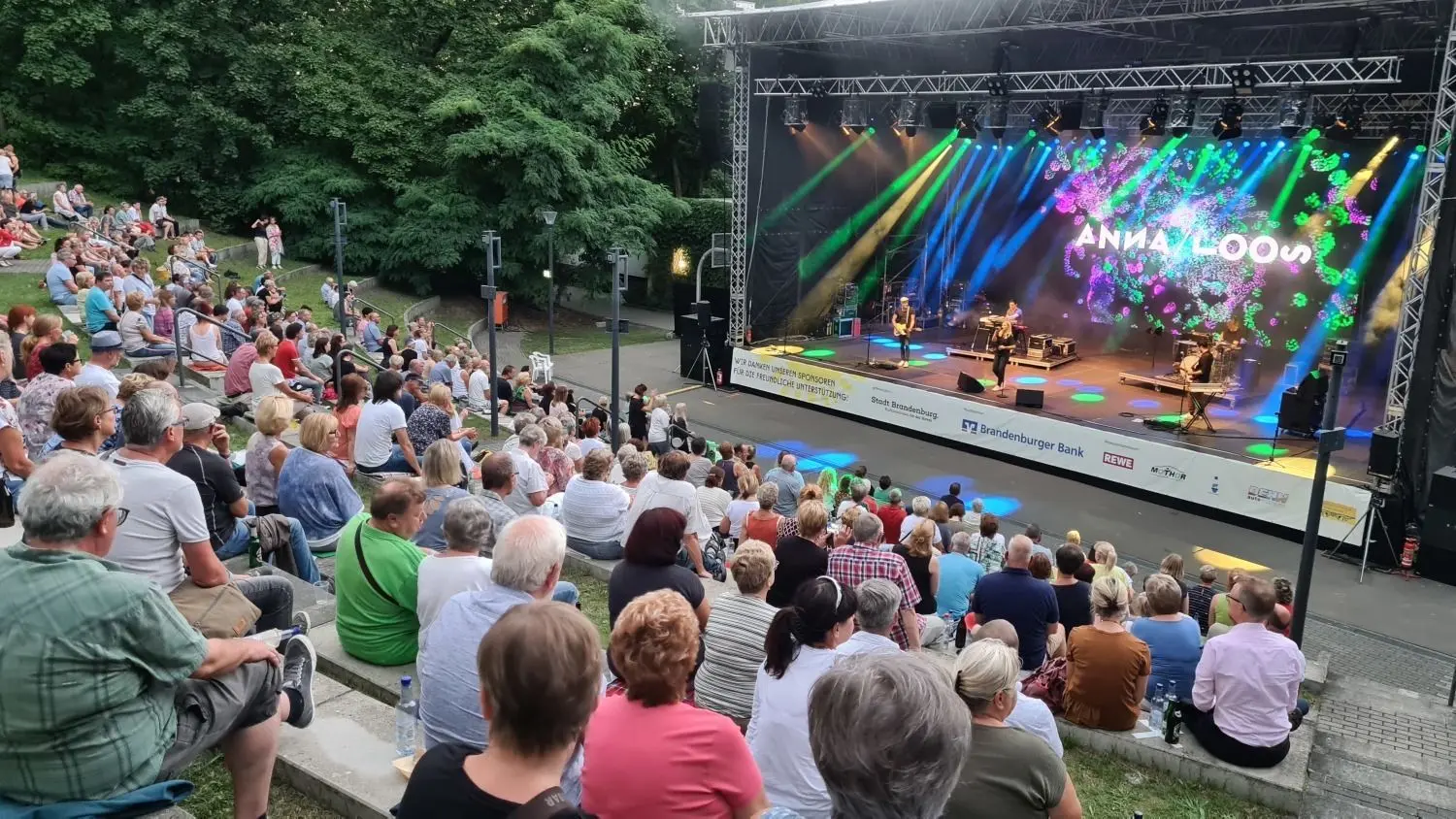 Heimspiel für Anna Loos beim Auftakt-Konzert zum „Kultursommer Brandenburg an der Havel 2021“ – auf der ausverkauften Freilichtbühne.⇥