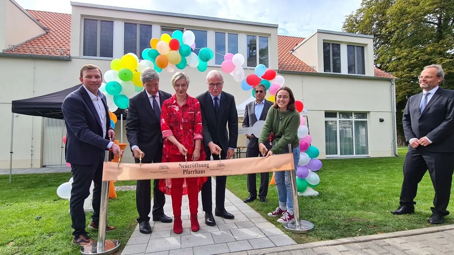 Schneidige Schlüsselszene: Geschäftsführung und Vorstand der Stiftung Begegnungsstätte Gollwitz – Dr. Niels Habelandt, Prof. Dr. Peter-Andreas Brand und Jan van Lessen (v.l.) durchtrennten mit Ortsvorsteherin Nicole Näther das Band zum neuen Seminar- und Gästehaus, gefolgt von der symbolischen Schlüsselübergabe.