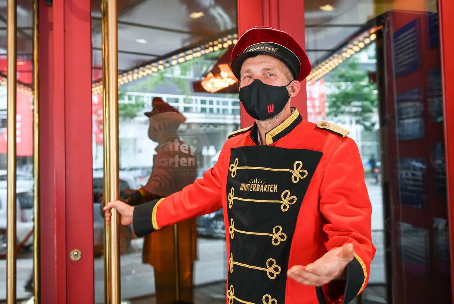 Doorman Rene Wolter begrüßt am Eingang vom Wintergarten Varieté zum Programm "Golden Years - Die 20er Jahre Varieté Revue No 2" über den Glamour der Zwanziger.