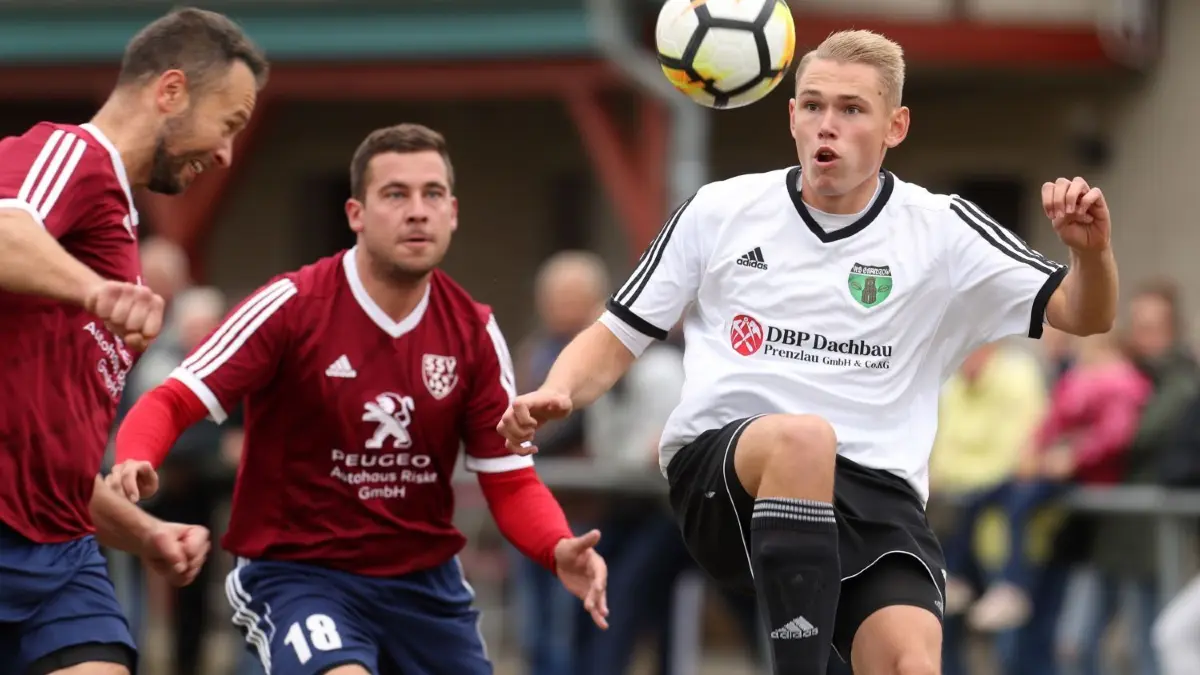 Seine Leidenschaft: Pascal Lange (rechts, hier in einem früheren Landesklassespiel gegen den Schönower SV) mag nicht nur den klassischen Fußball. Auch andere Varianten ziehen ihn magisch an.
Gramzow, 23.09.2018, FB LK 4. ST Gramzow - Schönow, Emil Drabowski, Maik Zachowski (lMitte) und Pascal Lange