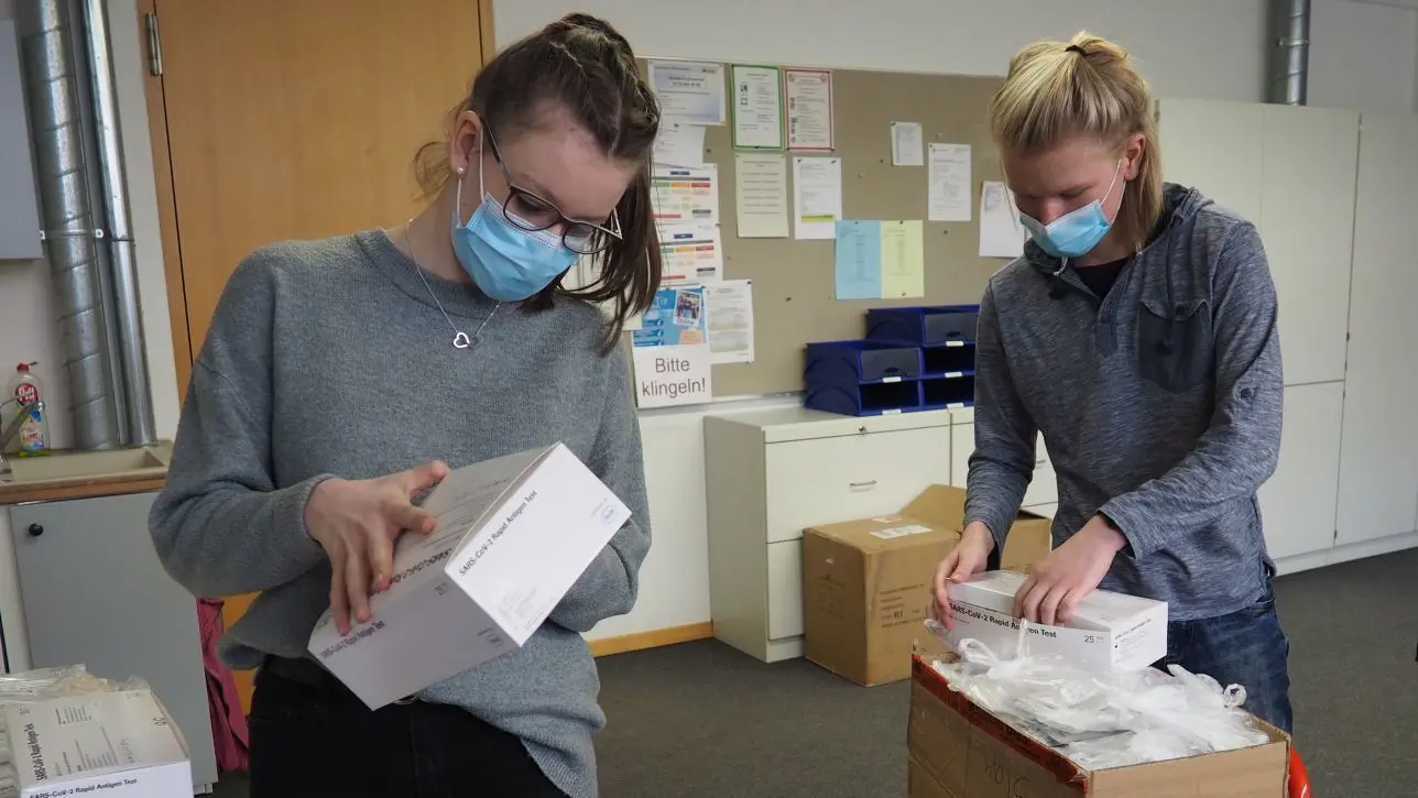 Meike Heinrich und Till Friedrich aus der 12. Klasse am OSZ "Konrad Wachsmann" in Frankfurt (Oder) haben die Corona-Schnelltests eingetütet. Verwendet werden diese jetzt erstmal doch nicht.