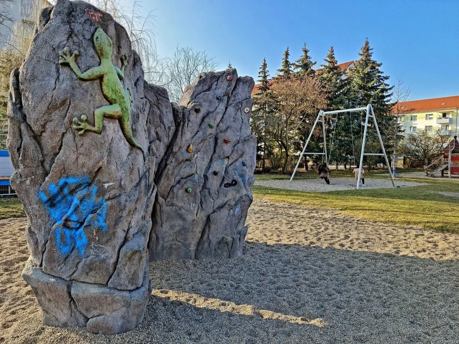 Der Seelower Stadtspielplatz: Er  bietet Kletteranlagen, Kleinkindbereiche zum kreativen Spielen, sowie Beweglichkeit und Balance im Fitness-Bereich.