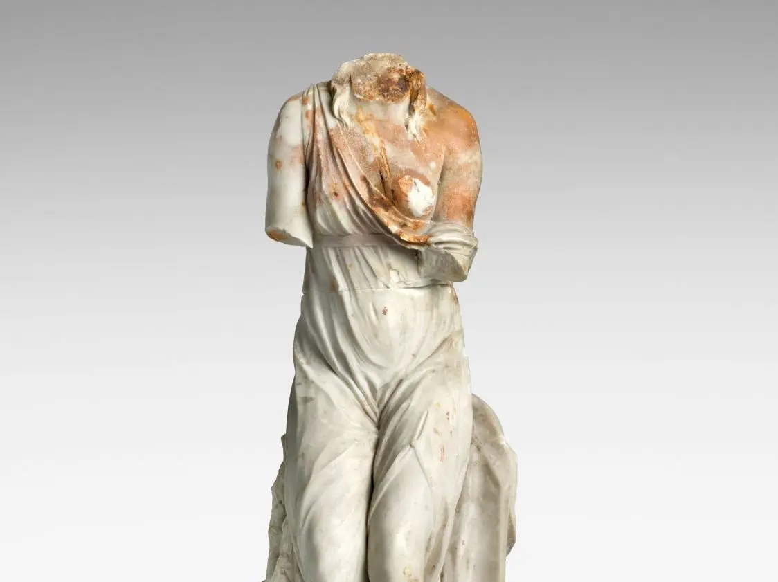 Heute ohne Kopf und Arme: Étienne-Maurice Falconets Marmorskulptur „Die Herzensfreundschaft“ von 1765 erzählt im Jüdischen Museum Berlin ihre traurige Biografie.