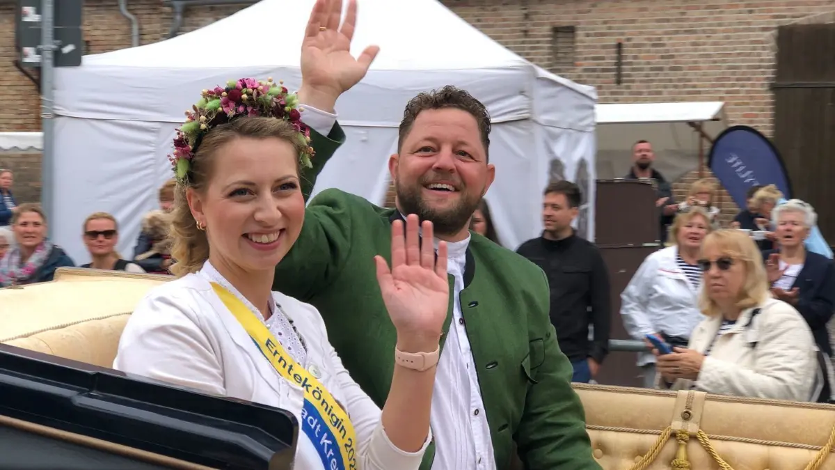 Sie durften im Umzug nicht fehlen: Erntekönigin Caroline und Bürgermeister Sebastian Busse.
Erntefest Kremmen 2021, Festumzug und Rundgang der Erntekönigin
im Erntewagen