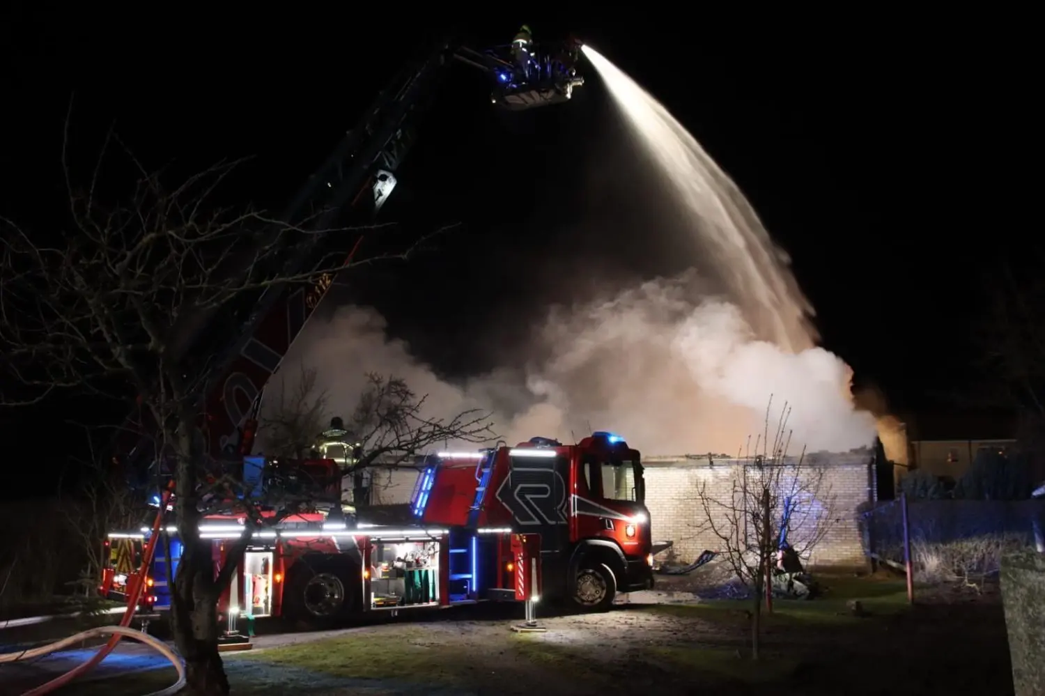 Rund 70 Feuerwehrleute bekämpften am frühen Montagmorgen einen Großbrand im Lager der Kremmener Firma Dachsanierung Schmidtsdorf. Personen wurden durch das Feuer in der Altstadt nicht verletzt. Als Ursache wird ein technischer Defekt vermutet.