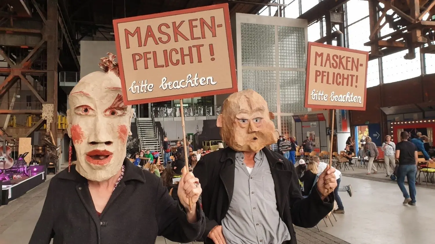 Erinnerung an die Maskenpflicht – auffällig, plakativ und omnipräsent. Und für manche Kinder etwas erschreckend...