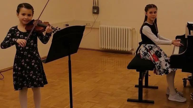 Die neunjährige Bernauerin Hannah Benkenstein (Violine) und die elfjährige Eberswalderin Sabrina Wutskowsky sind im Duo in der Kategorie "Klavier und ein Streichinstrument" angetreten. Auch sie holten mit ihrem Vorspiel erste Preise.