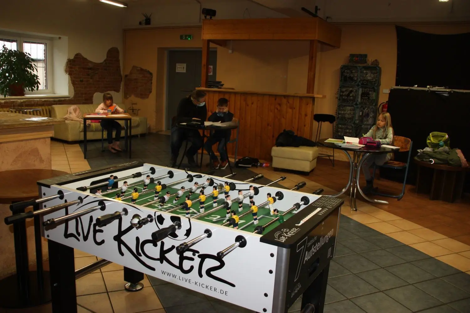 Tote Hose: Im Jugendklub „Alte Brauerei“ in Angermünde ist nichts los, Jugendliche müssen wegen Corona draußen bleiben. Jetzt bietet der Klub Lernhilfe für Grundschüler an. Die dürfen auch in den Pausen den verlassenen Kicker benutzen.