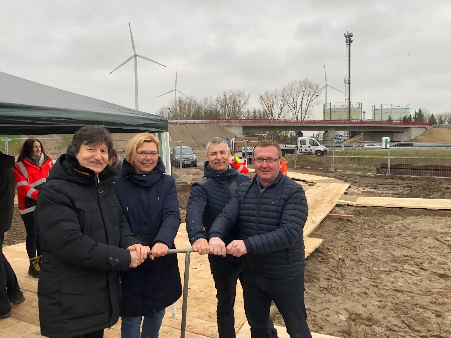 6. Januar: Eine der größten Investitionen des Zweckverbands Fließtal in den vergangenen Jahren wird offiziell in Betrieb genommen. Der Verband hat gut drei Millionen Euro in das sogenannte Vereinigungsbauwerk an der Autobahn bei Mühlenbeck investiert. Wegen der Autobahnverbreiterung musste der Knotenpunkt, an dem vier Abwasserleitungen eintreffen und gebündelt werden, erneuert werden.