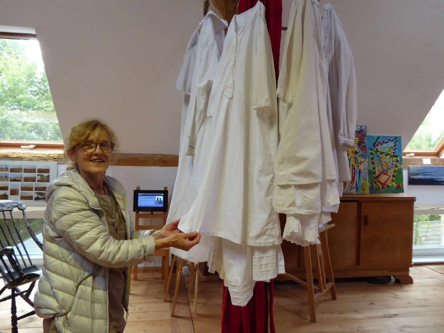 Bernadette Arnaud mit ihrem Werk „Creature“.