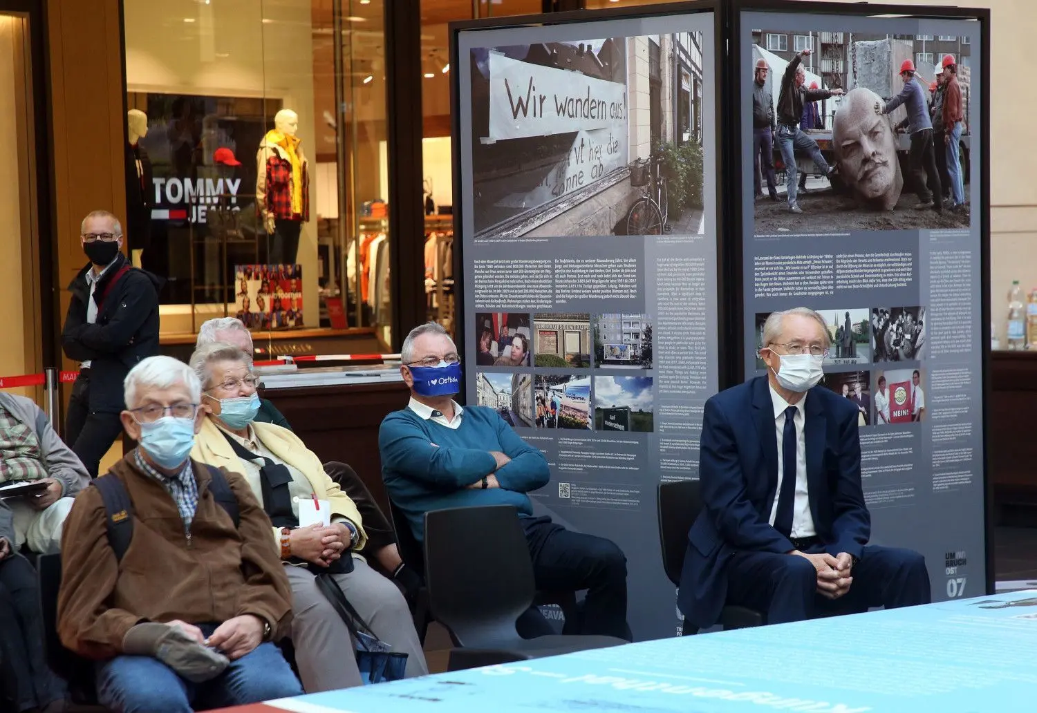Menschen nehmen an der Eröffnung der Ausstellungen „Umbruch Ost“ und „Einheitsbilder“ der Bundesstiftung zur Aufarbeitung der SED Diktatur in der Mall of Berlin teil.
