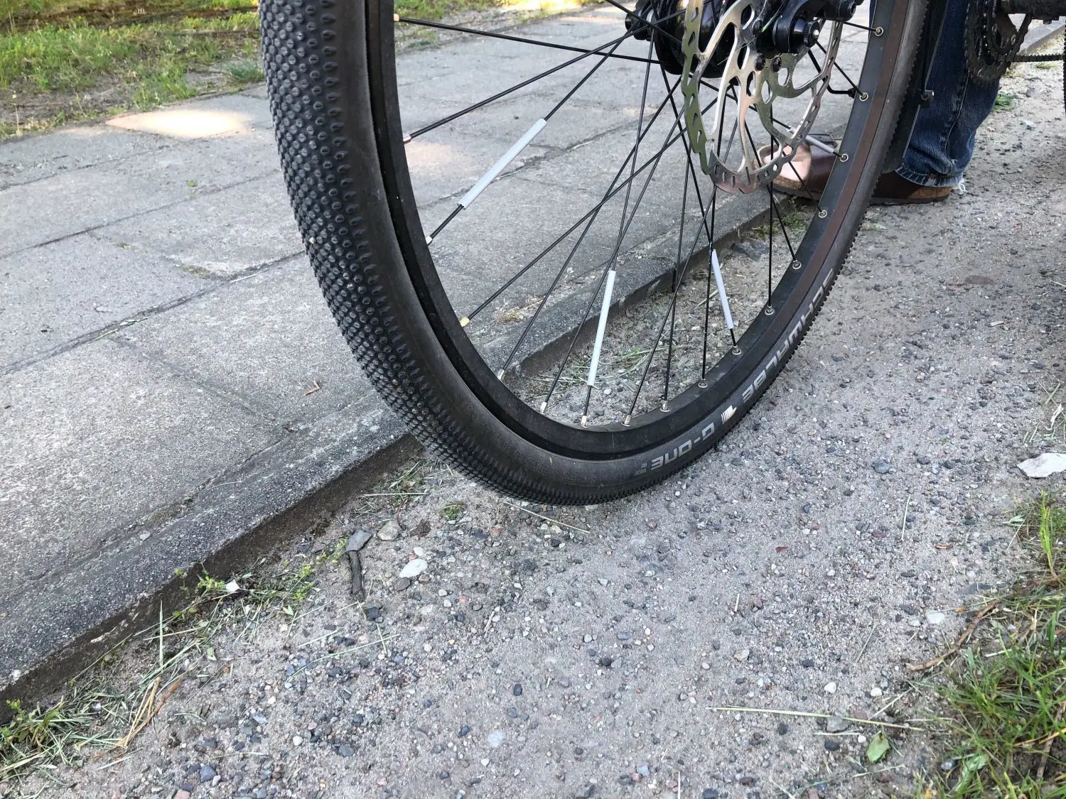 Platte oder Sand? In der Nähe vom Ortseingang Erkner aus Richtung Neu Zittau haben Radler an manchen Stellen die Wahl zwischen Plattenweg, Sand oder Hauptstraße.