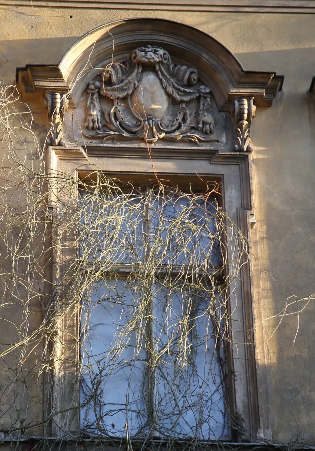 Zierde: Schmuckvoll verziertes Fenster auf der Rückseite des Gutshauses.