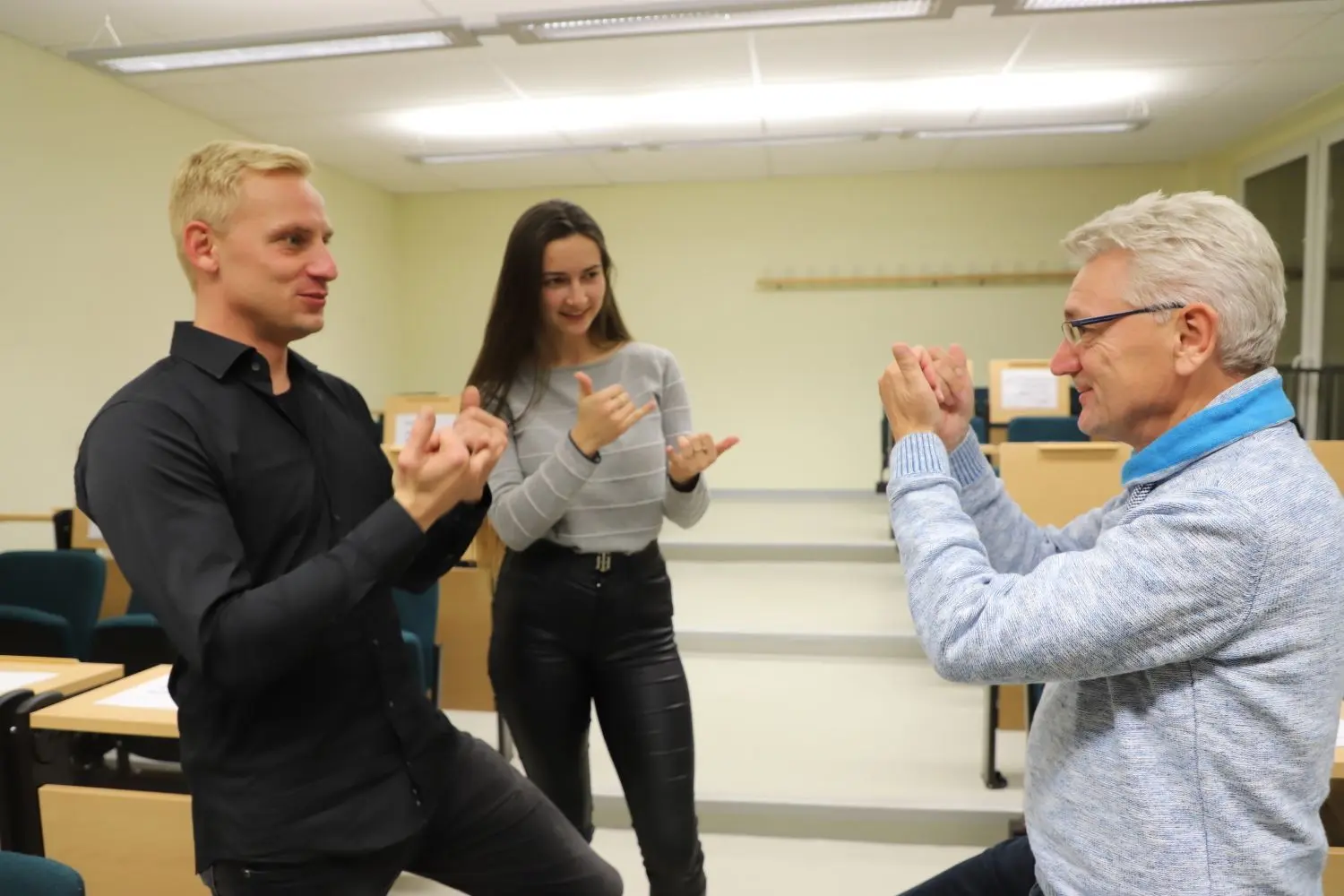 Mit Händen und Gestik: Mike Bischoff übt das „Gespräch“ im Kurs Gebärdensprache mit den Kursteilnehmern Isabel Stephan und Sascha Kunkel.