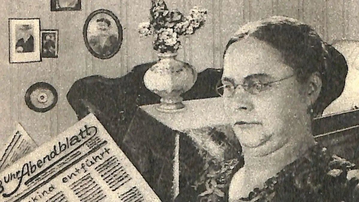 Portiersfrau Mietke liest Zeitung: Fotocollage von Fe Spemann für „Nickelmann erlebt Berlin“