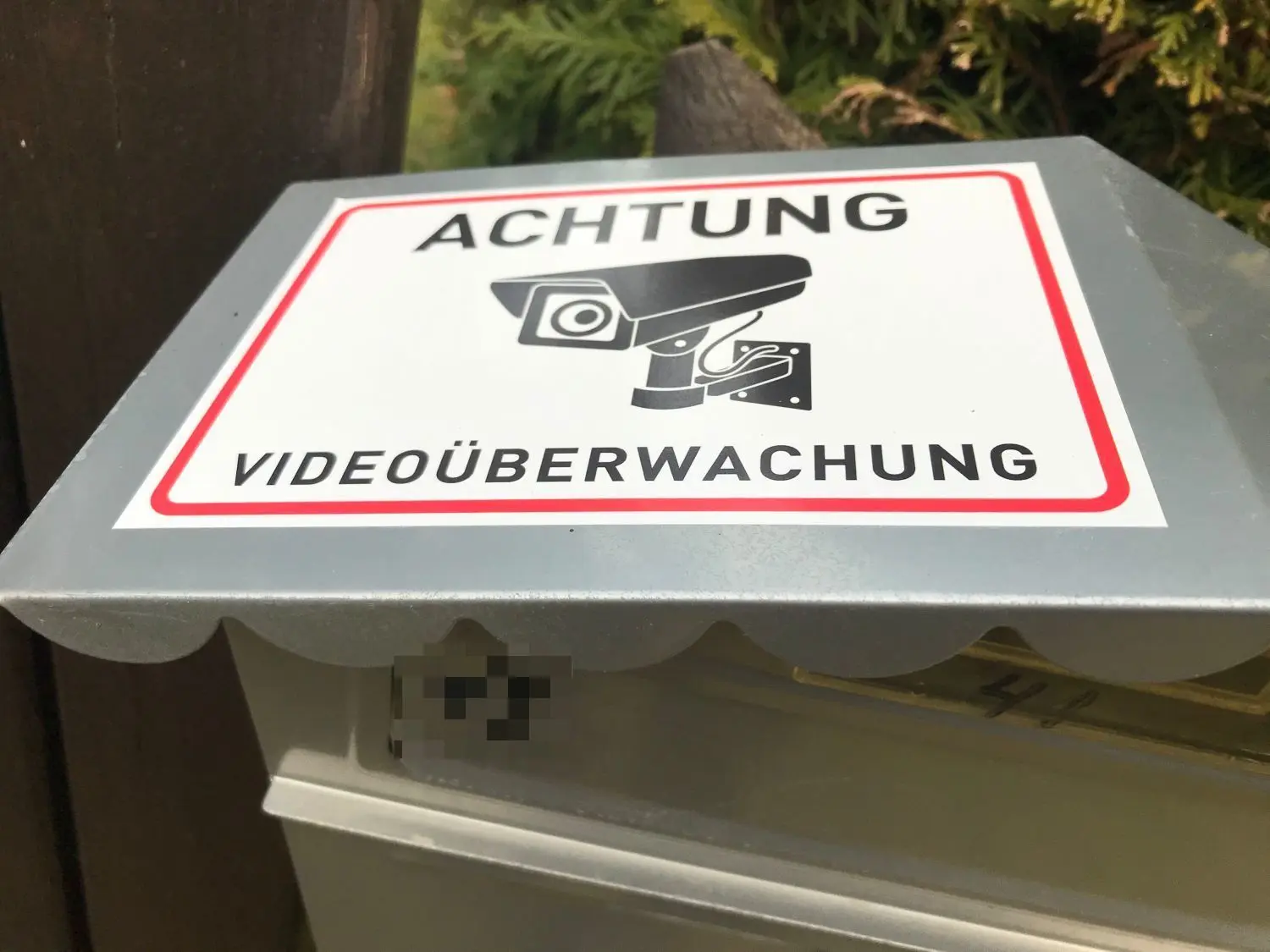 Vorsichtsmaßnahme: Ein Bungalow-Eigentümer in Berkenbrück kündigt eine Videoüberwachung an - Ausdruck der Besorgnis, die in der Siedlung herrscht.