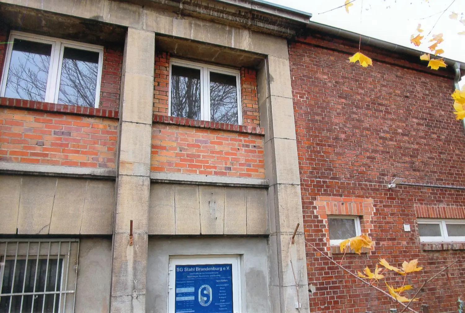 Der Eingang zur Tischtennis- und Bowlinghalle in der einstigen, durch einen Brand teilweise vernichteten Opel-Kantine. Typisch auch hier die roten Klinker des gesamten Werkes.