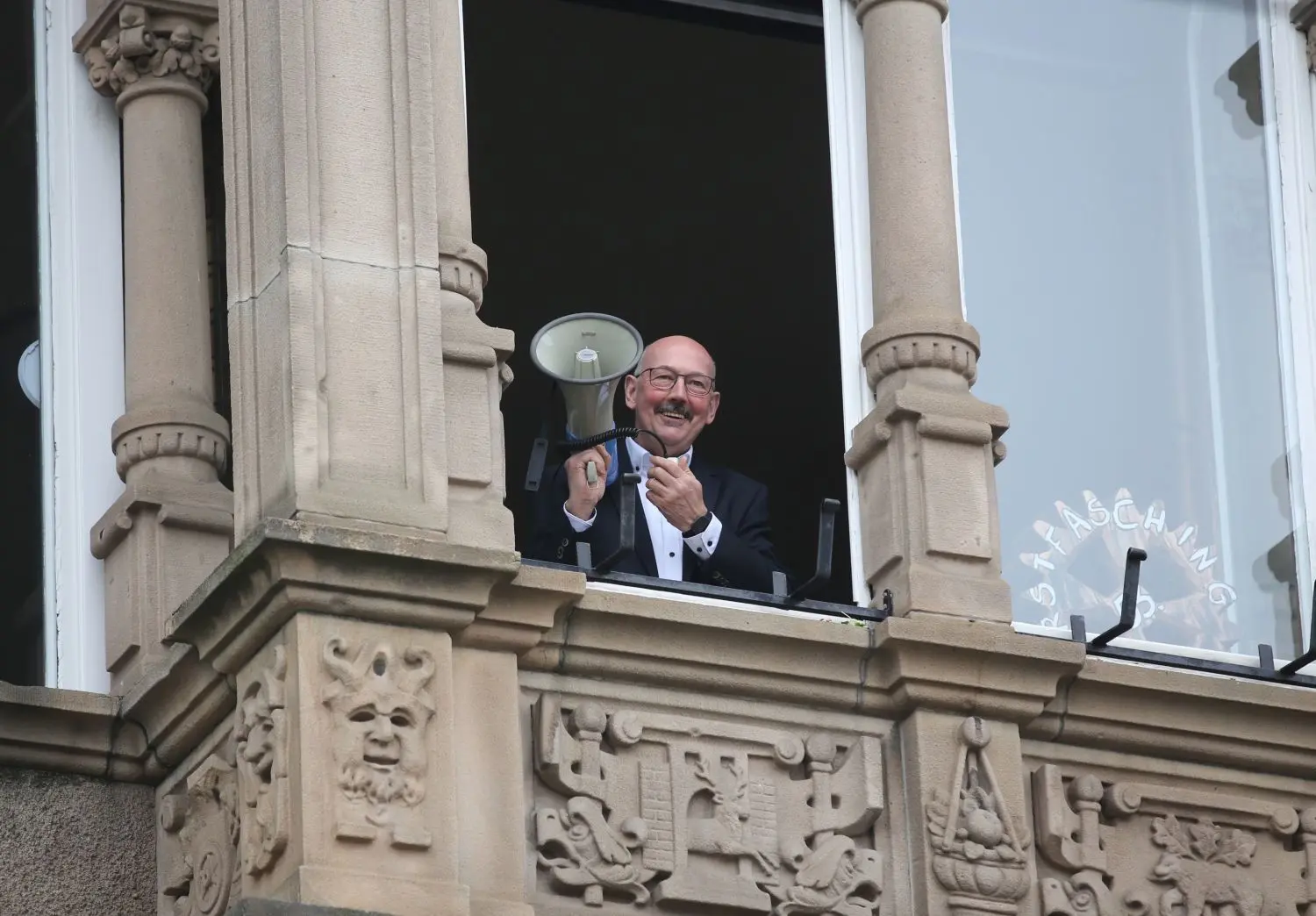 Zum vorzeitigen Abschied aus dem Rathaus bereit: Friedhelm Boginski, hier beim kontaktlosen Faschingsauftakt am 11. November, zieht es in den Bundestag. Deshalb könnte sein Bürgermeister-Amt schon am 26. September vakant werden.