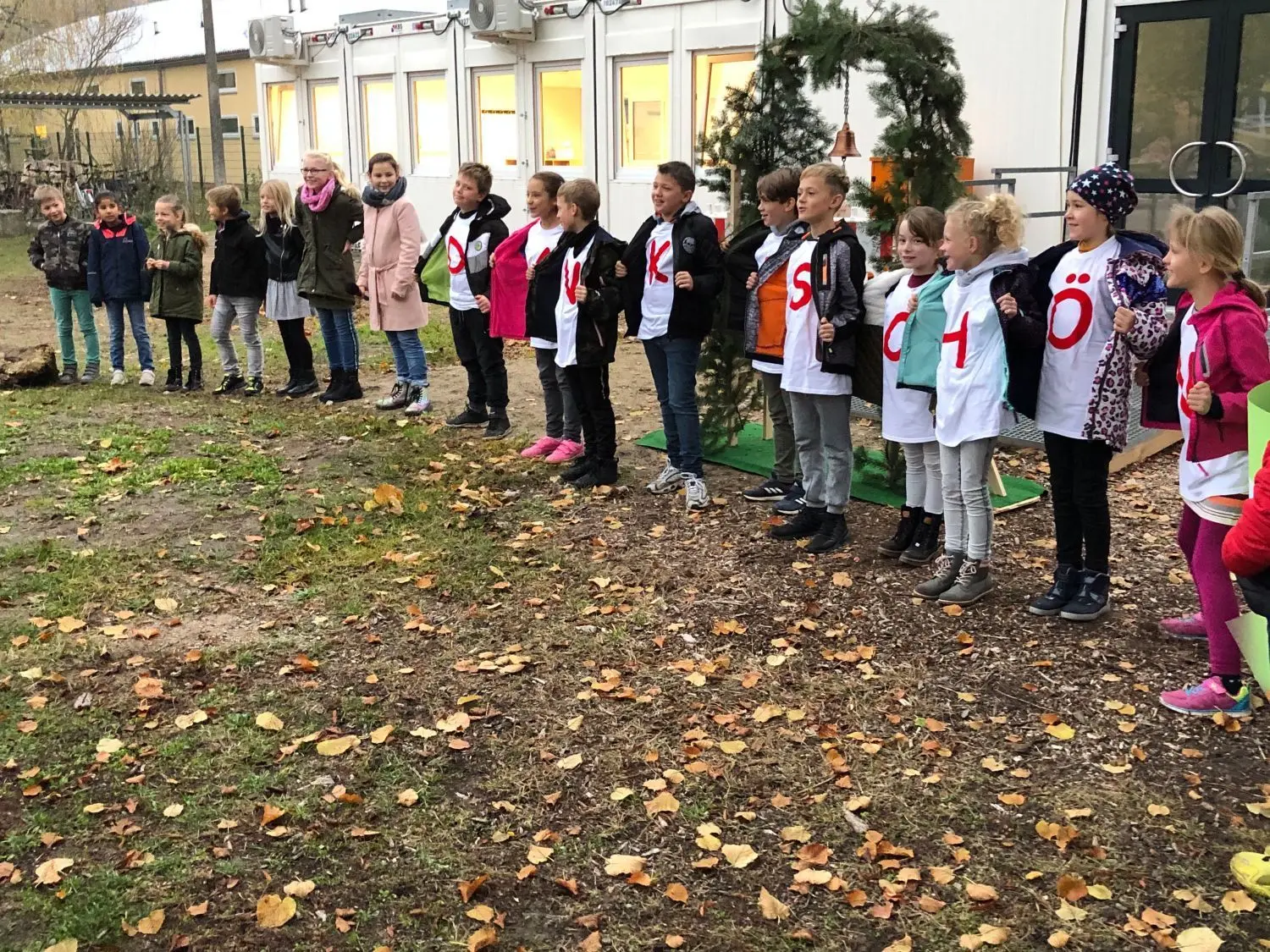 Die 3a der Goethe-Grundschule Kremmen sagt Dankeschön auf ihre Art für den Umzug in die Container.
