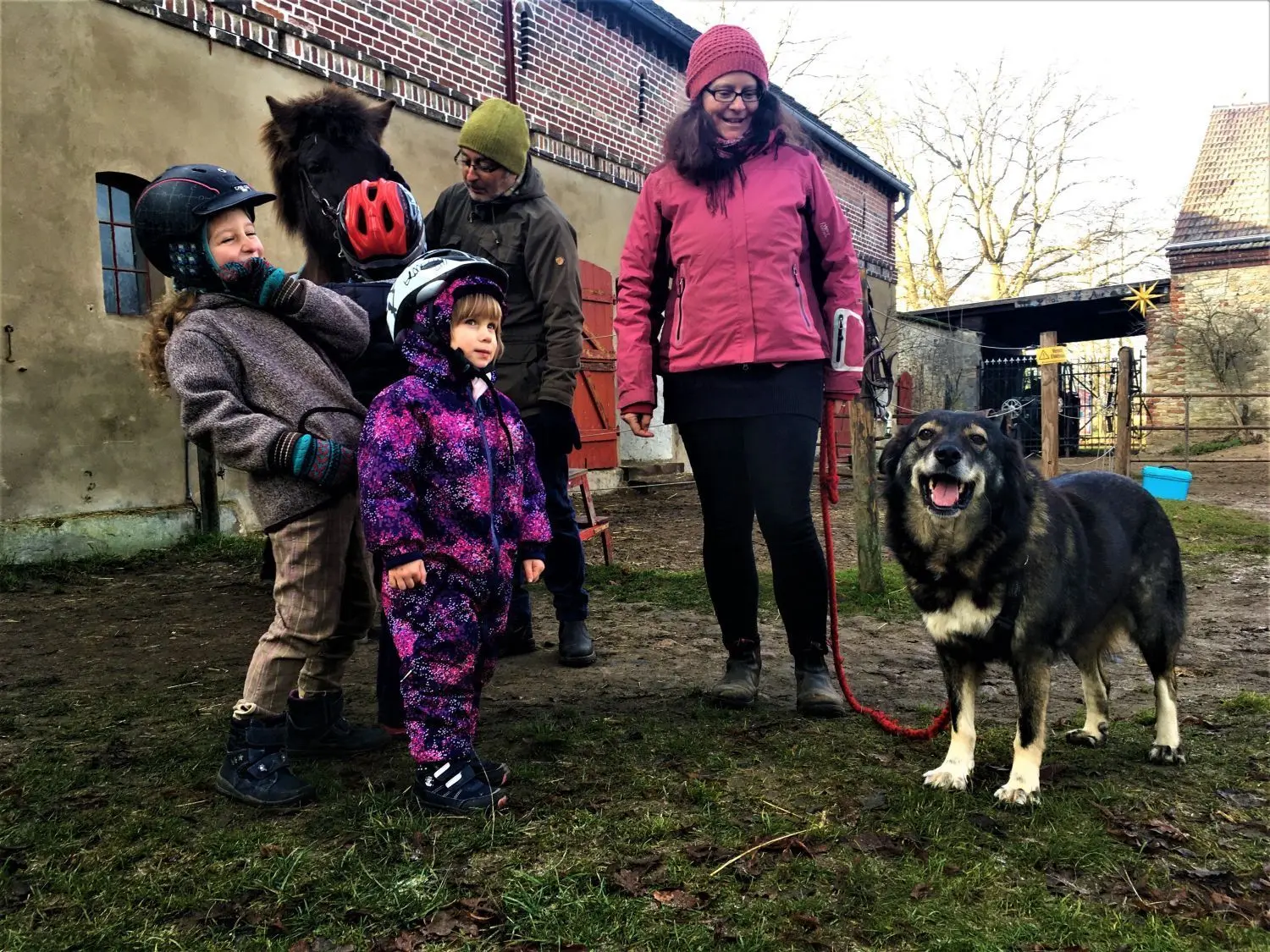 Ausflug mit Hund: Hündin Zami kommt aus einem rumänischen Tierheim in Smeura bei Pitești. Über das Tierheim am See in Eisenhüttenstadt kam sie nach Schöneiche. Familie Zülch aus Schöneiche auf dem "Grätzhof" mit eigenem Pony Fenja. Marla (v.l.), 6, mit Freundin Fiona, 5, Tim Zülch, Tine Zülch