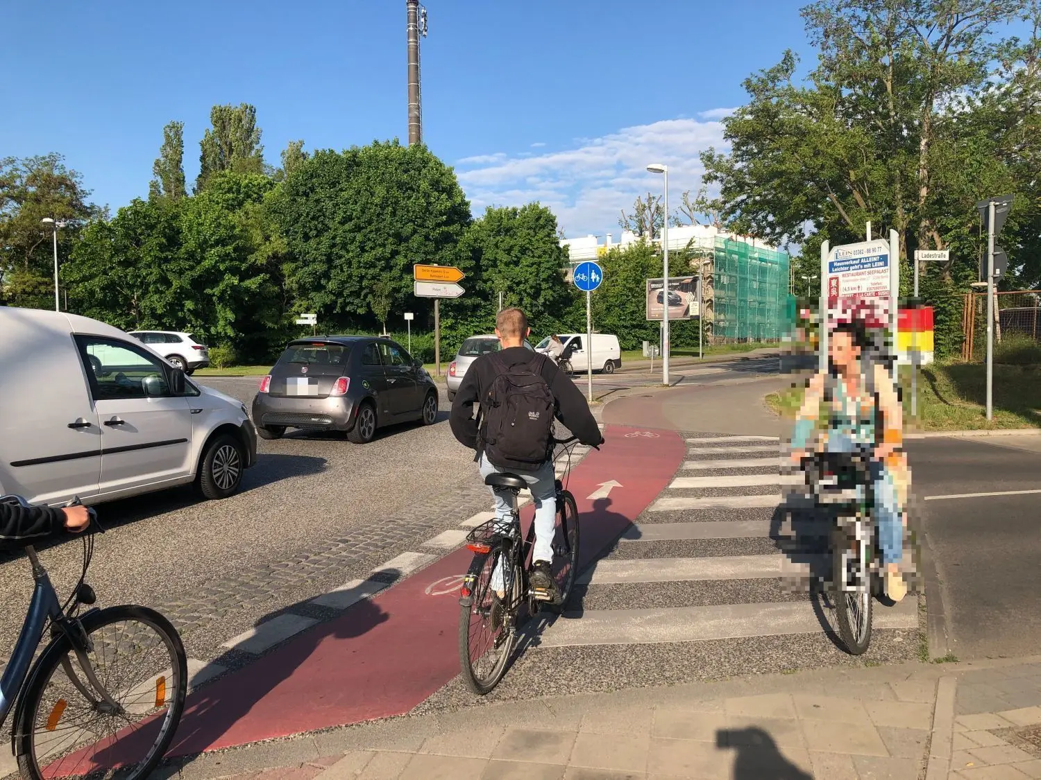 Immer rundherum: Viele nehmen lieber den kurzen Weg zum Ziel. Radfahrerin beim Abkürzen im Kreisverkehr Friedensplatz alias "Bahnhofskreisel"