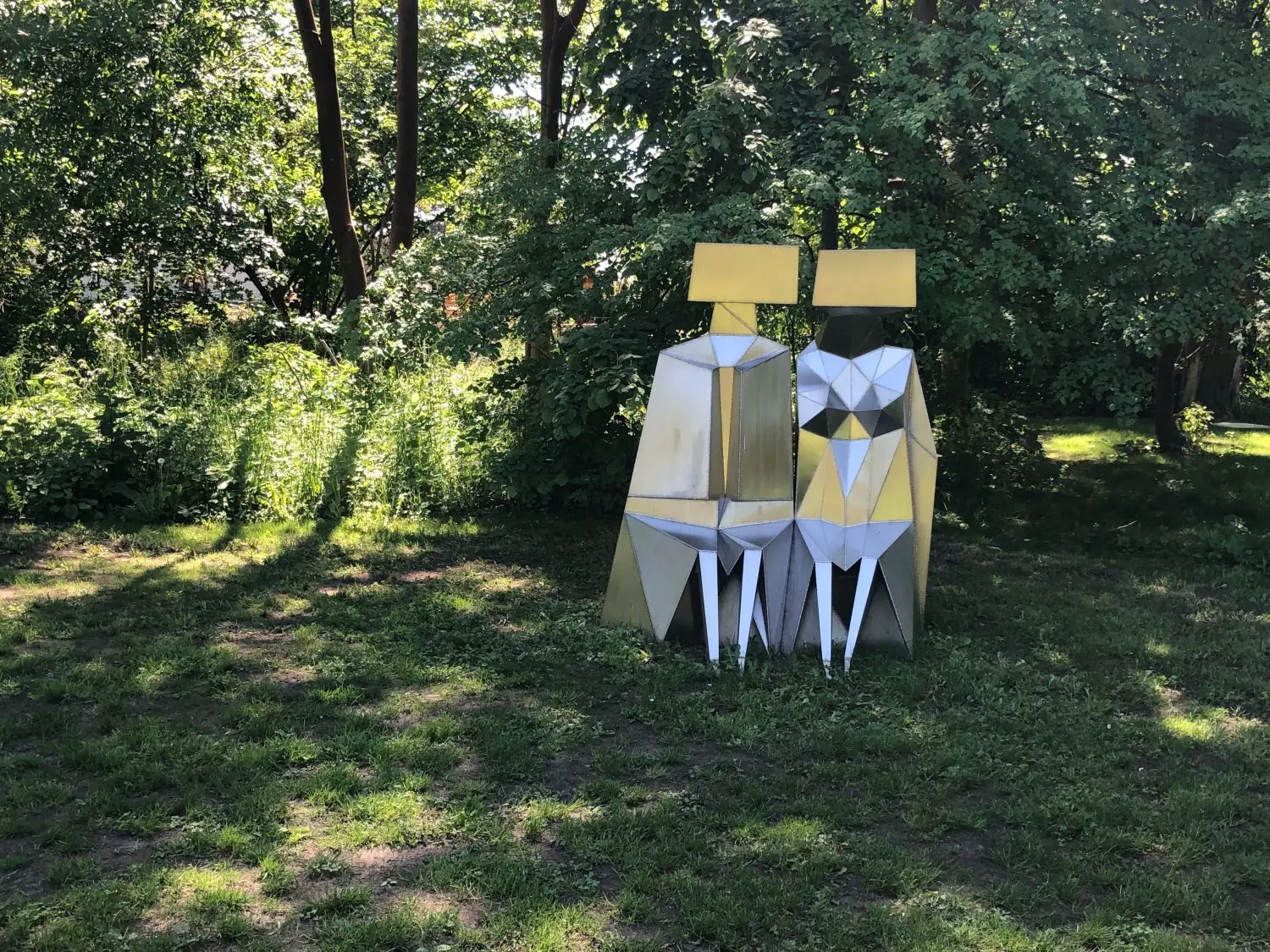 Dieses Figurenpark stammt von Lynn Chadwick und hat es sich im Park bequem gemacht.