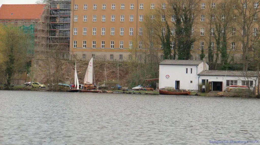 So sah das Vereinsgelände vor etwa zehn Jahren aus: Damals stand das Wasser noch 1,60 Meter höher. Der Hang (im Hintergrund steht das Landratsamt) war schon für den Uferweg beräumt.