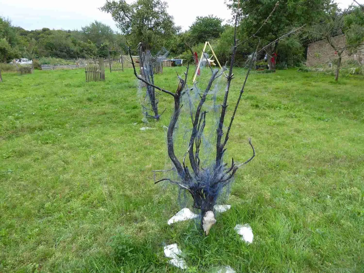 Auch der Garten wurde zur Ausstellungsfläche.