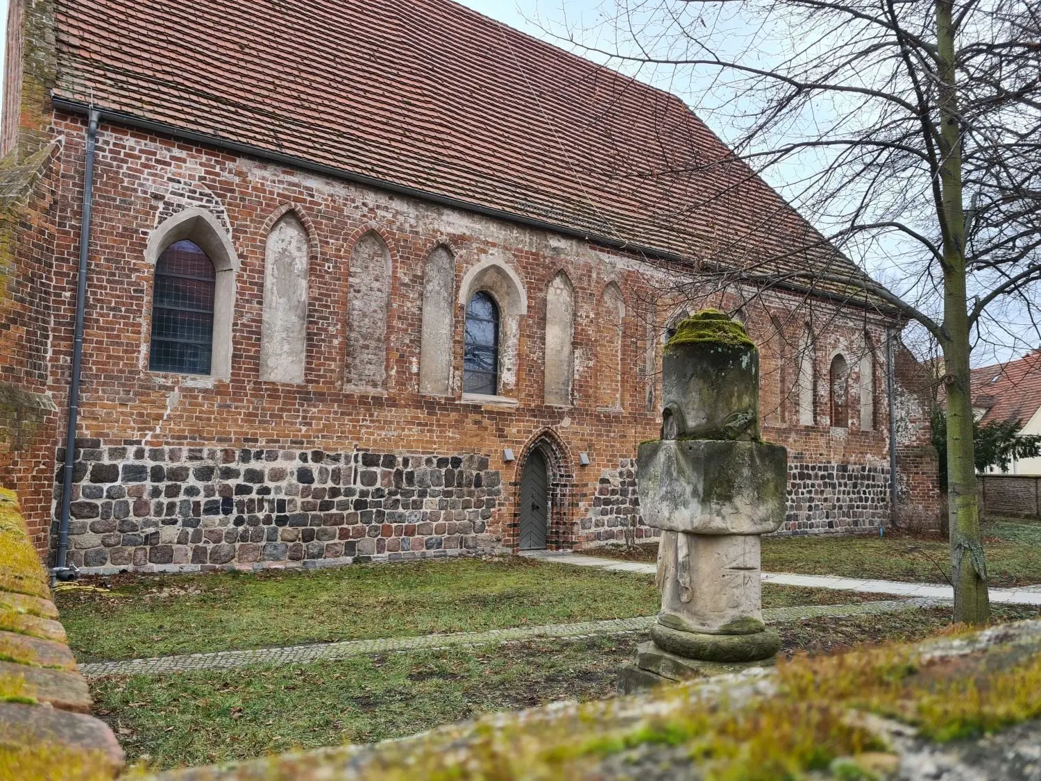 Ein historischer Ort für die neue Open-Air-Ausstellung: Die St. Petrikapelle am Dom.