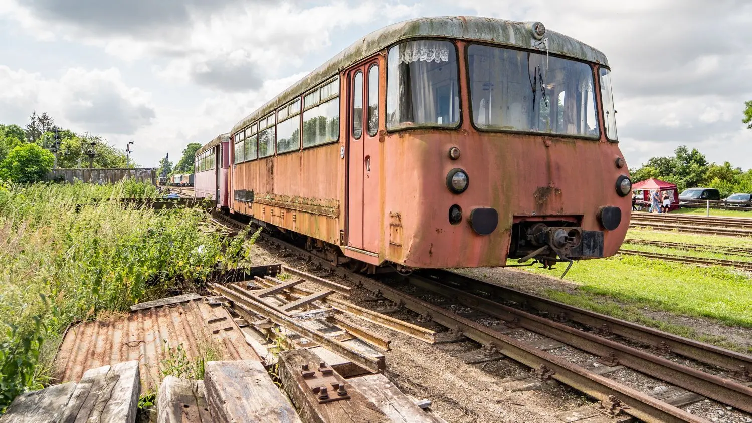 Dem Schienenbus auf dem Freigelände des Eisenbahnmuseums in Gramzow sieht man den schlechten Zustand schon an. Nun soll er möglichst vollständig aufgearbeitet werden.