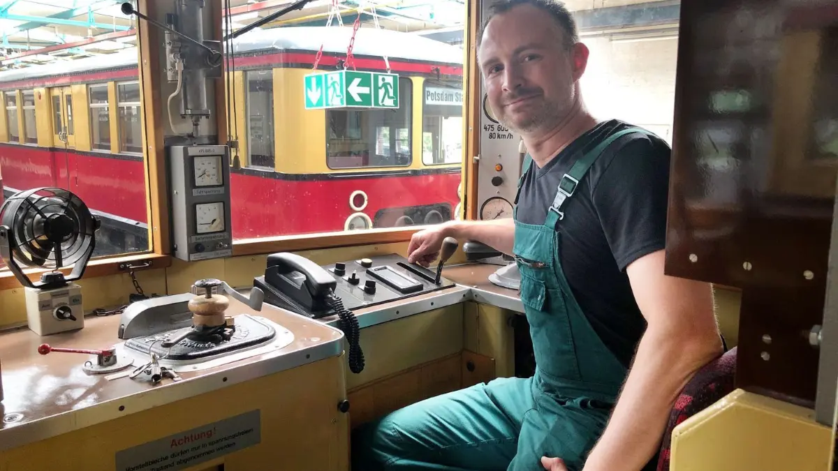 Infiziert vom S–Bahn–Virus: Der Köpenicker Robin Gottschlag findet in seinem Hobby beim Verein Historische S–Bahn mit Sitz in Erkner einen guten Ausgleich zum Beruf als Polizist. Hier im Führerstand einer alten S–Bahn.
Erkner, 7.8.2021 - Infiziert vom S-Bahn-Virus: Der Köpenicker Robin Gottschlag findet in seinem Hobby beim Verein Historische S-Bahn mit Sitz in Erkner einen guten Ausgleich zum Beruf als Polizist. Hier im Führerstand einer alten S-Bahn.