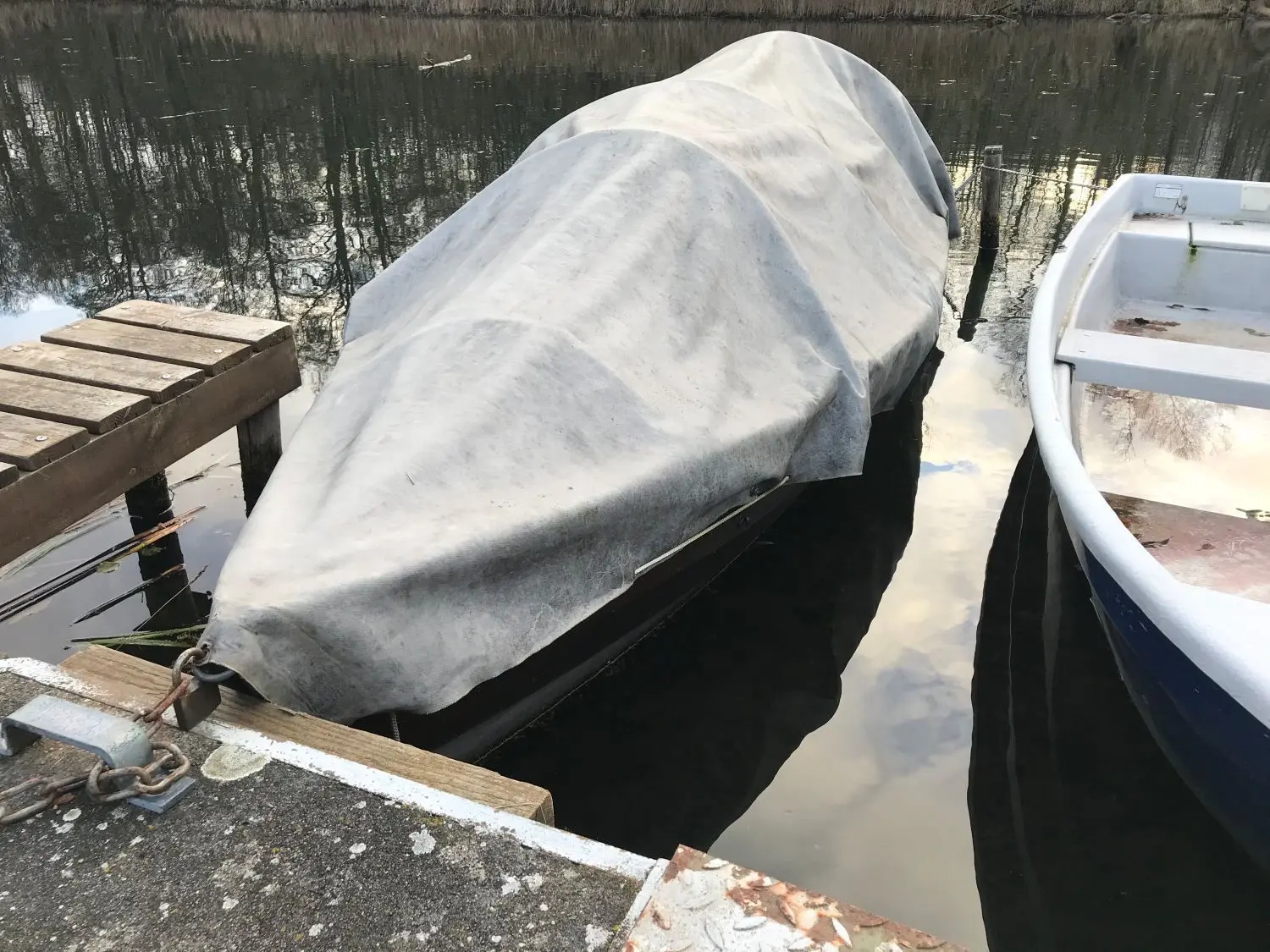 Schlafplatz: In Booten wie diesem, das an der Spree liegt, hat der Einbrecher auch schon übernachtet, sagen die Bungalow-Bewohner. Er kriecht dann unter die Plane.