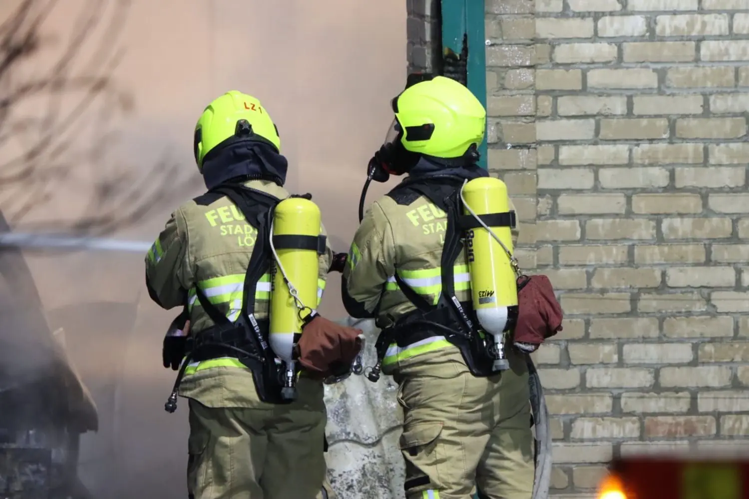 Großbrand Kremmen Rund 70 Feuerwehrleute bekämpften am frühen Montagmorgen einen Großbrand im Lager der Kremmener Firma Dachsanierung Schmidtsdorf. Personen wurden durch das Feuer in der Altstadt nicht verletzt. Als Ursache wird ein technischer Defekt vermutet. Der Sachsch