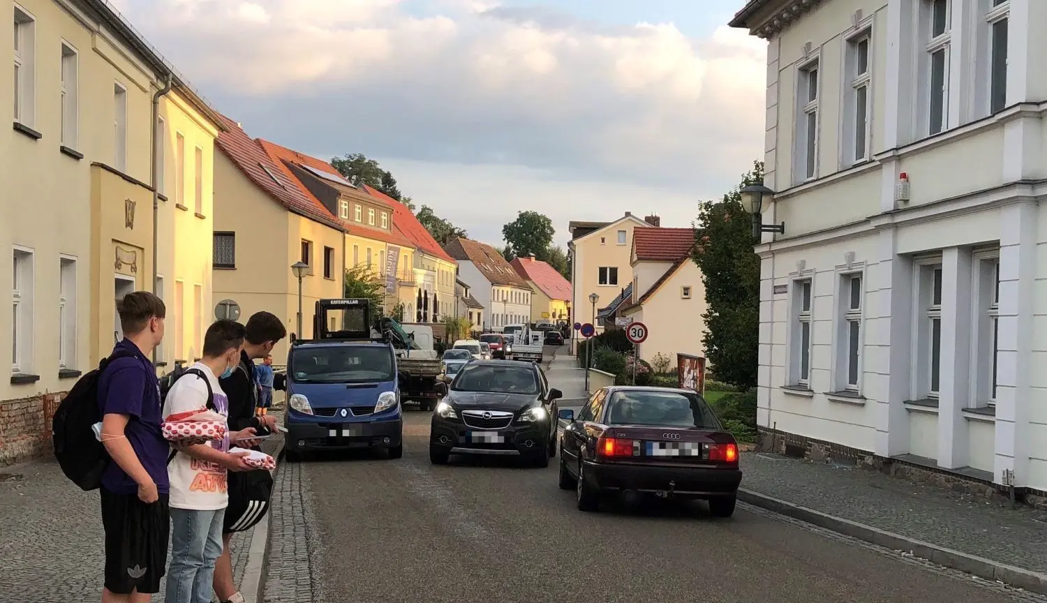Mehr Verkehr im Ortskern erschwert auch Fußgängern die Querung der Straße.