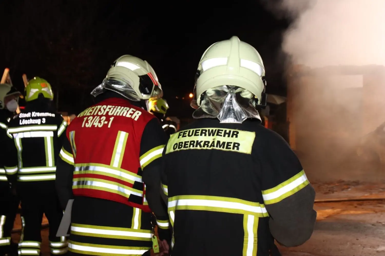Rund 70 Feuerwehrleute bekämpften am frühen Montagmorgen einen Großbrand im Lager der Kremmener Firma Dachsanierung Schmidtsdorf. Personen wurden durch das Feuer in der Altstadt nicht verletzt. Als Ursache wird ein technischer Defekt vermutet.