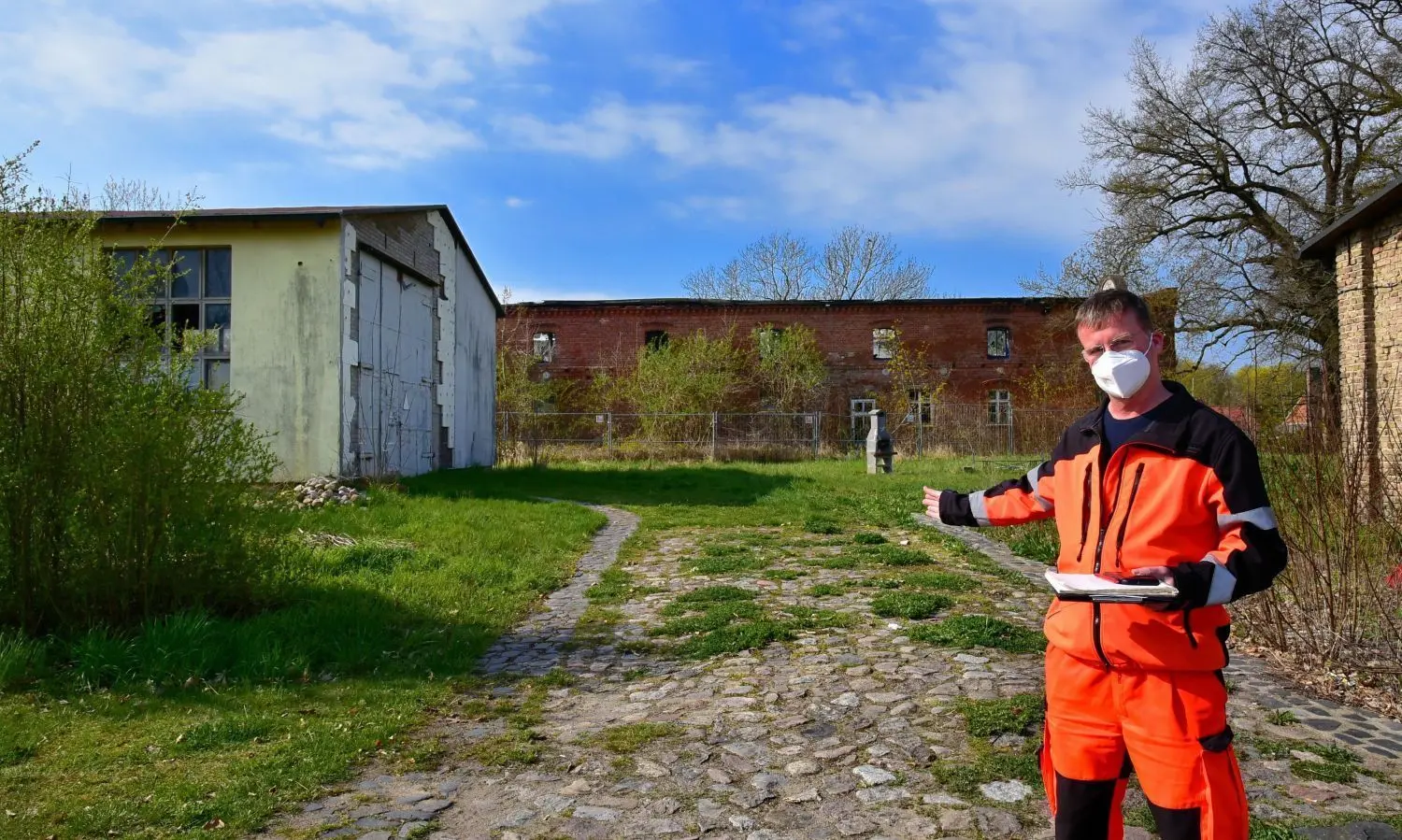 Betätigungsfeld für Bauherren in Alt Zeschdorf: Sven Oberländer zeigt auf im Ortskern verfügbare Flächen. Im Hintergrund die Ruine des alten Backstein-Getreidespeichers.
