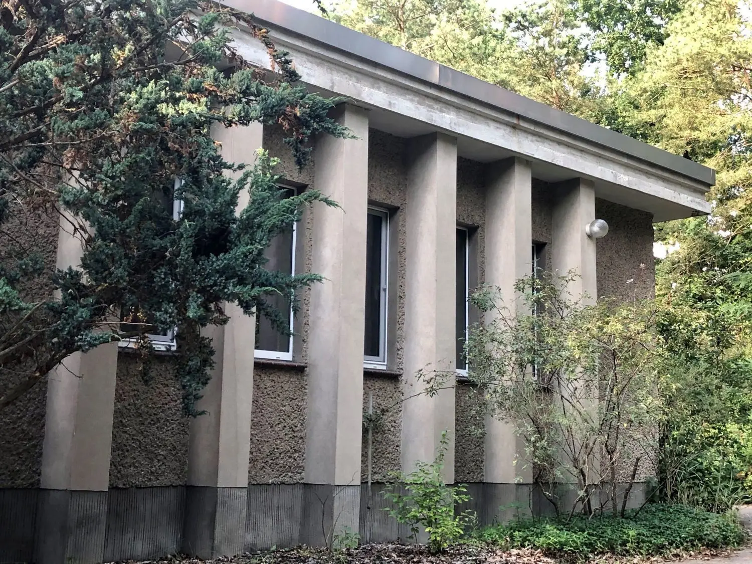 Sachliche Architektur: die Leichenhalle von außen. Sie liegt ganz am westlichen Rand des Klinikgeländes, hat eine eigene Zufahrt. Dieser Anbau mit Sektionssaal wurde zu DDR-Zeiten errichtet, etwa um 1970. Beim hinteren, kleineren Teil handelt es sich um die ursprüngliche Leichenhalle.