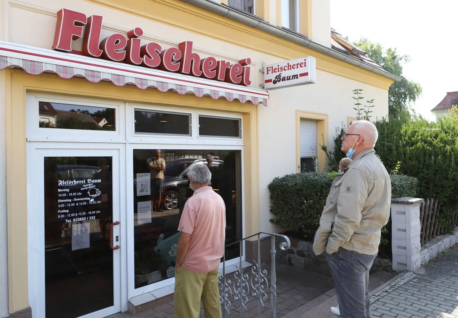 Anstehen beim Neuzeller Fleischer Baum: Der Inhaber bezieht weiterhin Schweinefleisch von der Agrargenossenschaft.