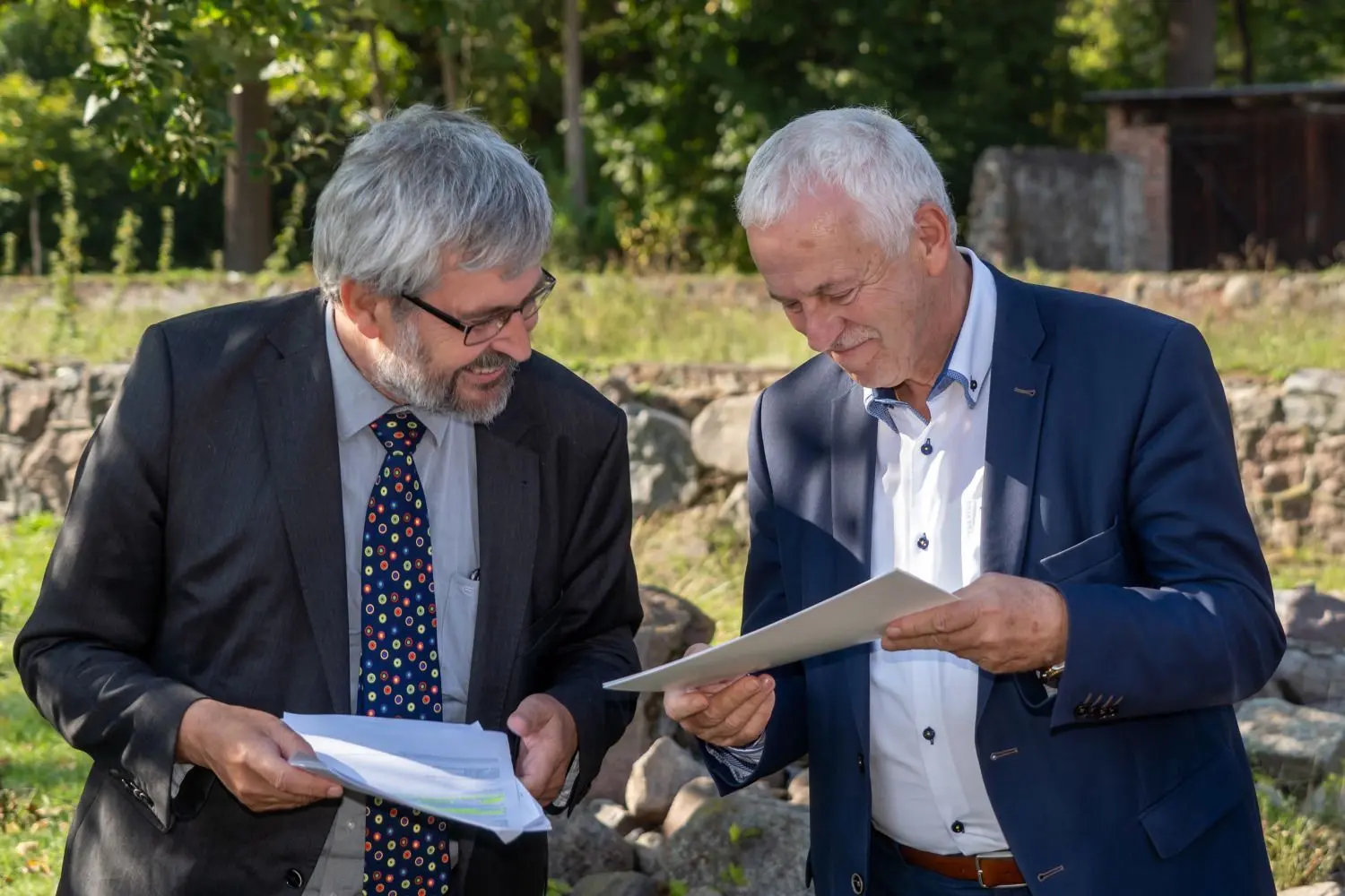 Geldwerte Übergabe: Axel Vogel (l.), Brandenburgs Minister für Landwirtschaft, Umwelt und Klimaschutz, übergab am Mittwoch den Zuwendungsbescheid über 3,5 Millionen Euro für den Bau einer Nationalpark-Kita in Criewen an Bürgermeister Jürgen Polzehl.