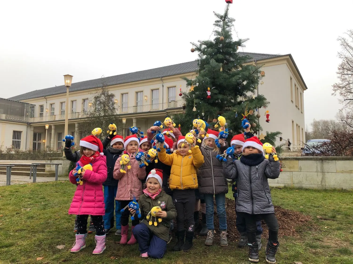 Geschafft: Kinder der ASB-Kita „Haus der fröhlichen Kinder“  haben den Weihnachtsbaum der Eisenhüttenstädter Wohnungsbaugenossenschaft geschmückt.