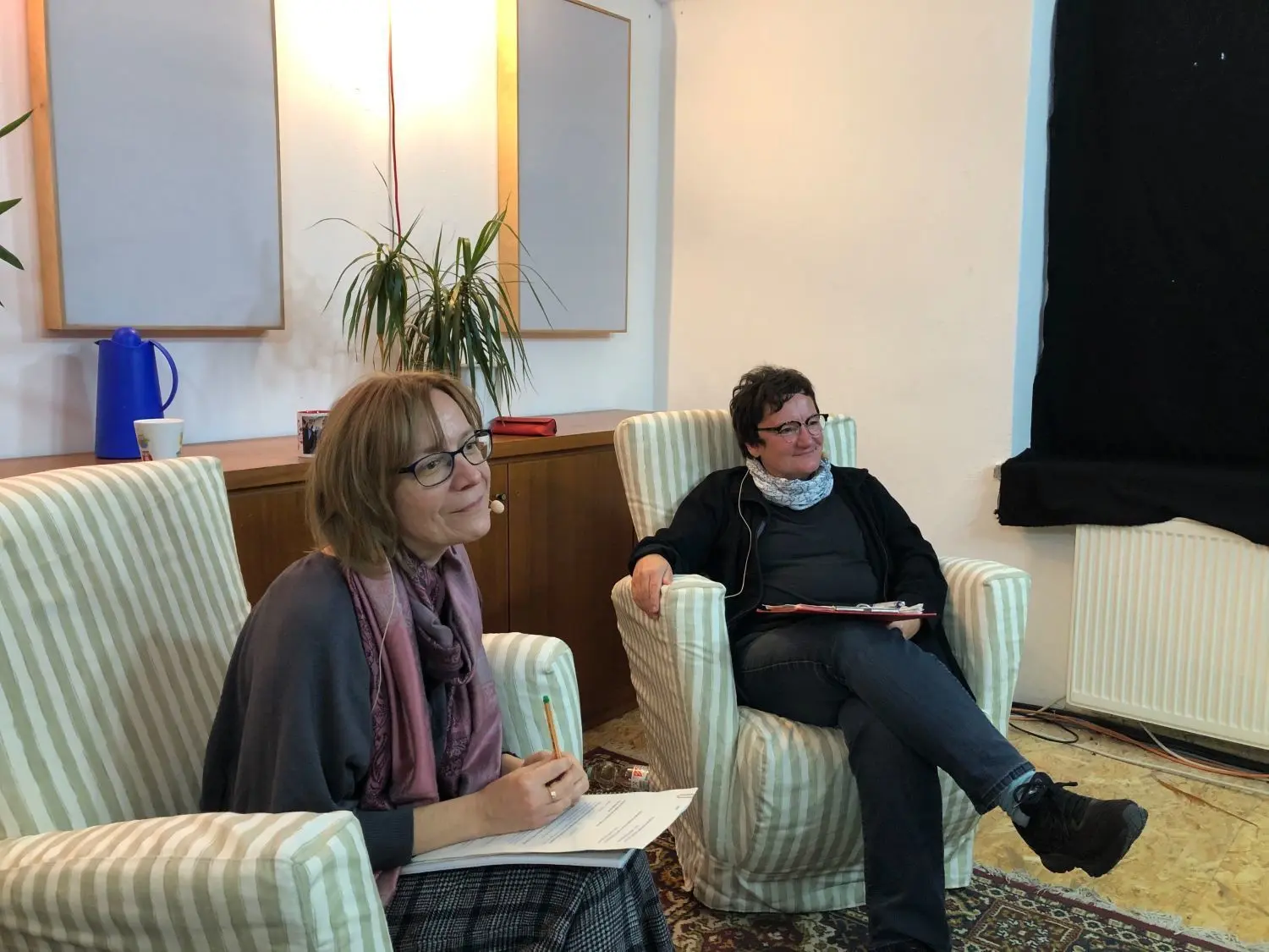 Justyna Gralak (l) und Gabi Moser interviewen die Nachfahren ehemaliger jüdischer Einwohnerinnen und Einwohner Fürstenwaldes.