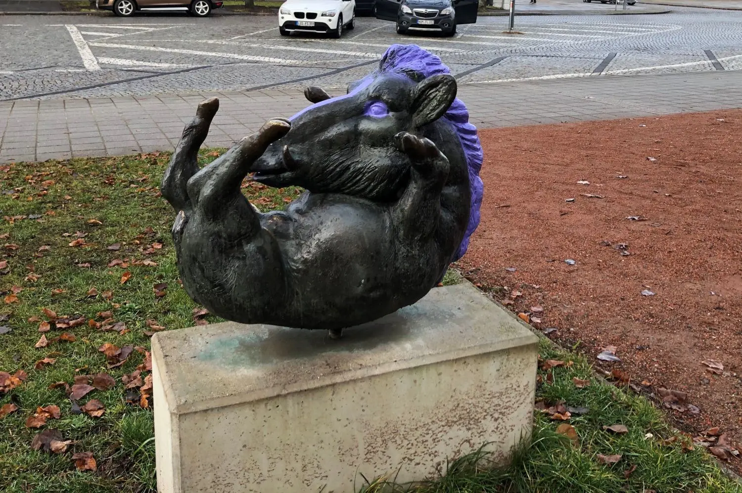 Verschandelt: Die Plastik "Wildschwein" von Reinhard Dietrich in der Lindenallee in Eisenhüttenstadt wurde mit Farbe beschmiert. Es ist nicht der erste Fall, dass Kunstwerke beschädigt worden sind