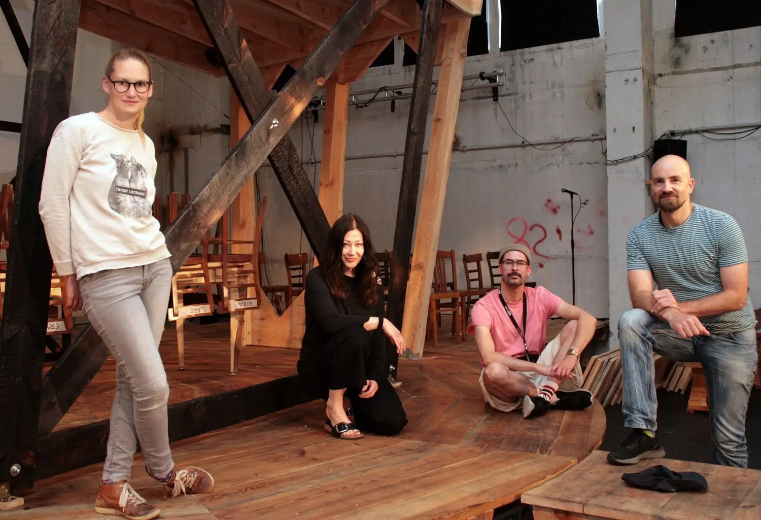 Das Ensemble von "Unvergessen" auf der Raumbühne im Strausberger Theater Die Andere Welt Bühne: die Theaterleiterinnen und Schauspielerinnen Melanie Seeland und Inés Burdow, der Wiener Regisseur Paul Spittler und der Schauspieler Thomas Hupfer, ebenfalls aus Österreich (v. l.)