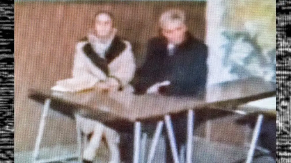 Mit verfremdeten Bildern der Fernsehübertragung des Prozesses gegen das Ehepaar Ceaușescu arbeitet „Last Christmas (of Ceaușescu)“.