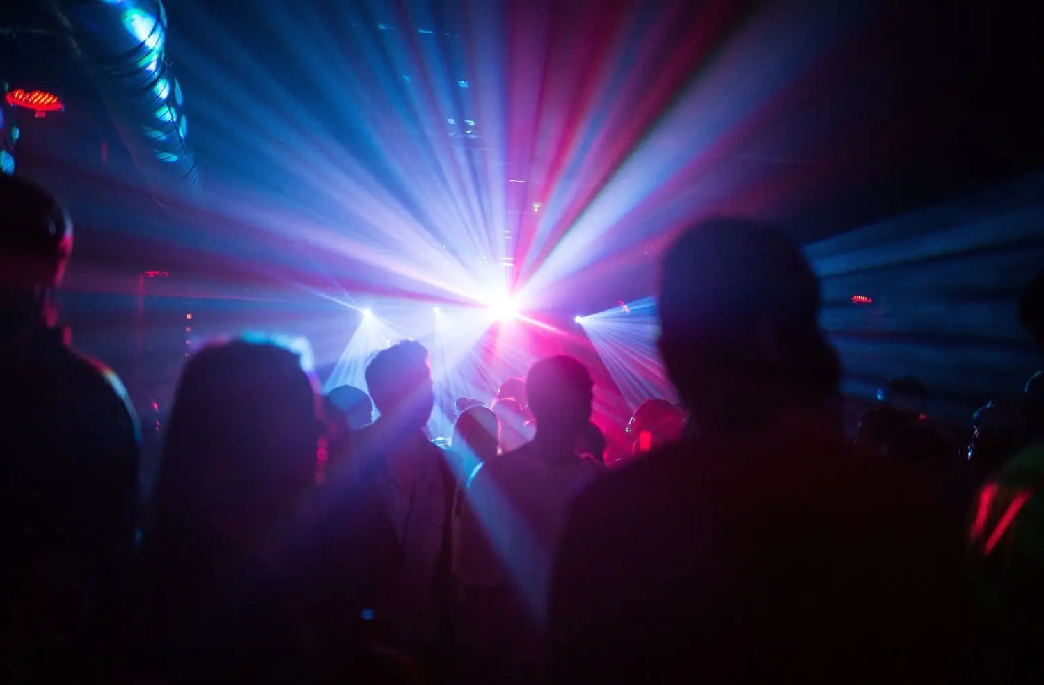 Party in einem Berliner Club vor Corona - die Betreiber stehen unter Druck.
