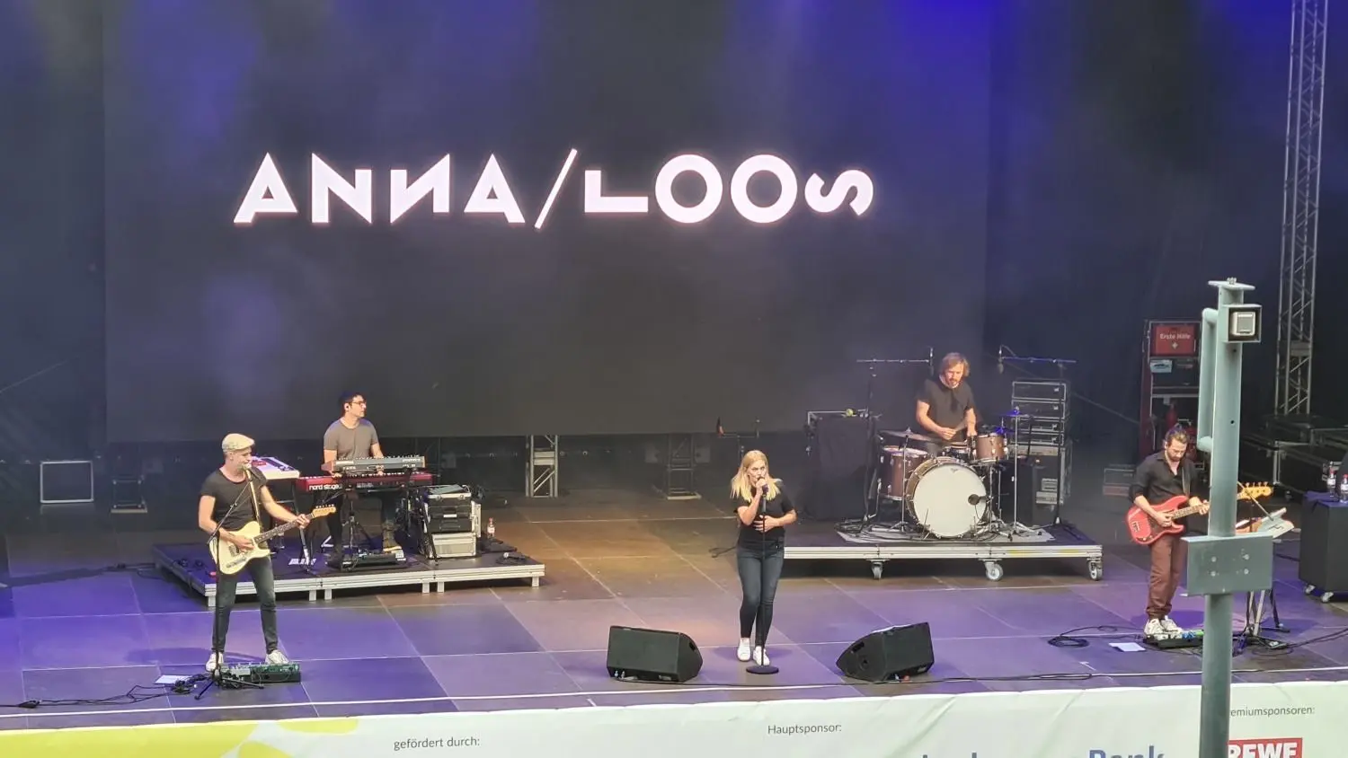 Heimspiel für Anna Loos beim Auftakt-Konzert zum „Kultursommer Brandenburg an der Havel 2021“ – auf der ausverkauften Freilichtbühne.