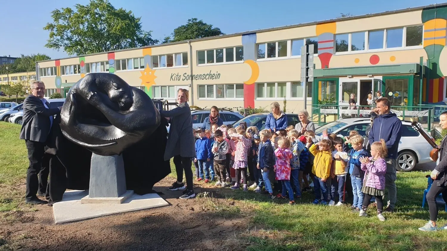 Im Beisein vieler „Sonnenschein“-Kinder enthüllten Kultur-Beigeordneter Dr. Wolfgang Erlebach und FH-Potsdam-Studentin Janine Ehlers die restaurierte, zwischen Sprengel- und V.-Gosnat-Straße aufgestellte Skulptur „Die rangelnden Panther“ .⇥Foto: tms