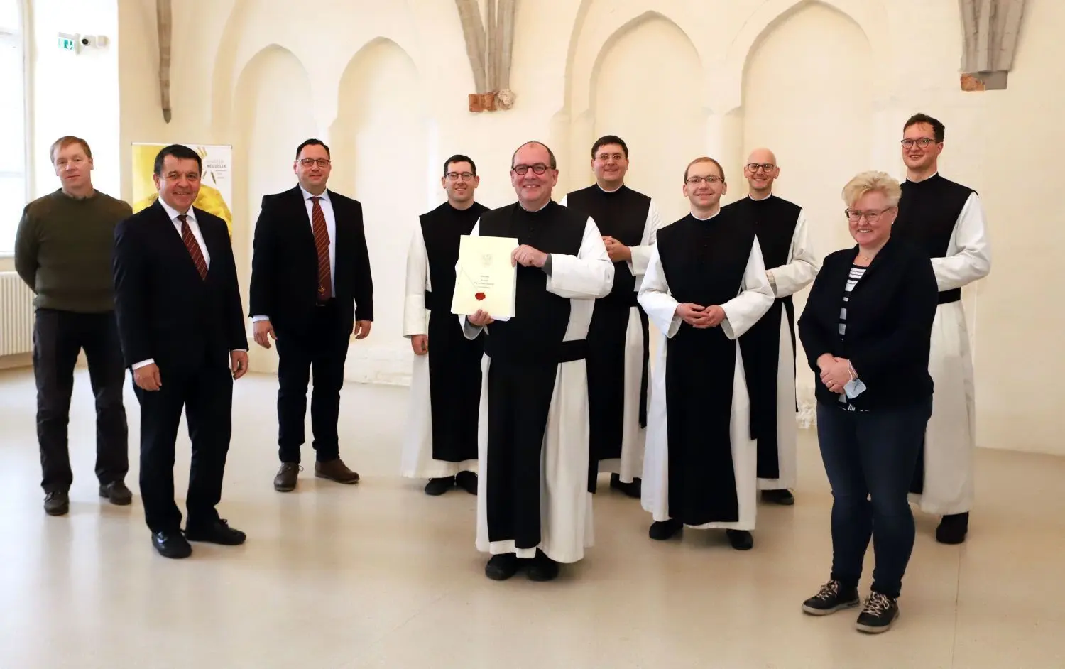 Historisch: Offizielle Übergabe des notariell bestätigten Kaufangebotes an die Zisterziensermönche durch die Stiftung Stift Neuzelle für die Liegenschaft bei Treppeln, auf der das neue Kloster entstehen soll.